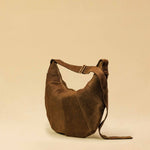 Saddle Bag FELICIA aus Veloursleder von LABEL17. Die zusammengenähten Lederbahnen verleihen der Tasche einen dezenten Retro-Charme. Handgefertigt in Marokko