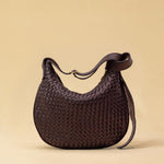 Die SHOULDER BAG SADDLE LUNA Medium von LABEL17 ist aus feinstem, pflanzlich gegerbtem Nappaleder von Hand geflochten. Die Tasche hat einen Reissverschluss und einen ledergefütterten Innenraum mit Seitenfach. Dank dem verstellbaren Schulterriemen ist sie als Schultertasche oder Crossbody zu tragen.