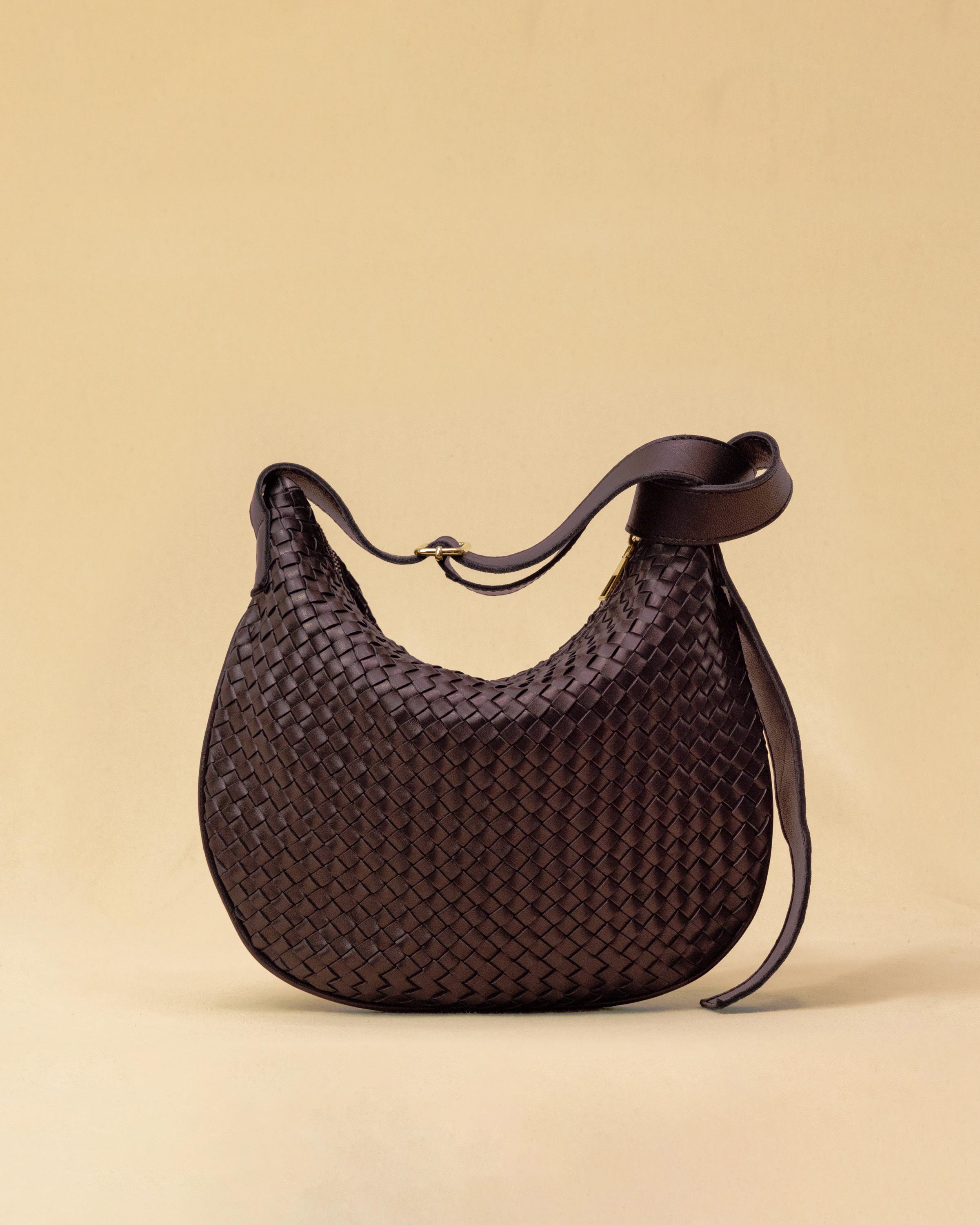 Die SHOULDER BAG SADDLE LUNA Medium von LABEL17 ist aus feinstem, pflanzlich gegerbtem Nappaleder von Hand geflochten. Die Tasche hat einen Reissverschluss und einen ledergefütterten Innenraum mit Seitenfach. Dank dem verstellbaren Schulterriemen ist sie als Schultertasche oder Crossbody zu tragen.