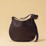 Die SHOULDER BAG SADDLE LUNA Medium von LABEL17 ist aus feinstem, pflanzlich gegerbtem Nappaleder von Hand geflochten. Die Tasche hat einen Reissverschluss und einen ledergefütterten Innenraum mit Seitenfach. Dank dem verstellbaren Schulterriemen ist sie als Schultertasche oder Crossbody zu tragen.