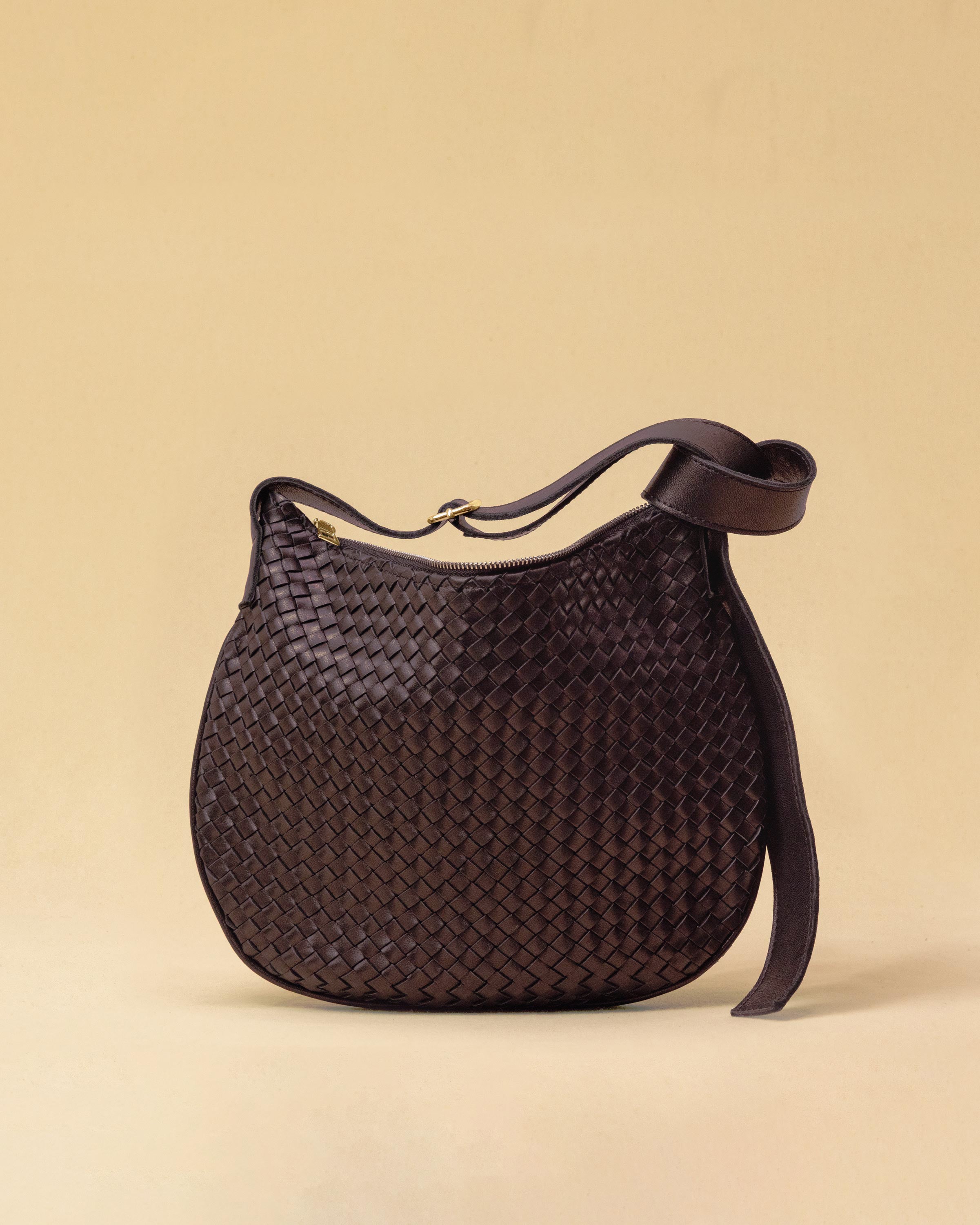 Die SHOULDER BAG SADDLE LUNA Medium von LABEL17 ist aus feinstem, pflanzlich gegerbtem Nappaleder von Hand geflochten. Die Tasche hat einen Reissverschluss und einen ledergefütterten Innenraum mit Seitenfach. Dank dem verstellbaren Schulterriemen ist sie als Schultertasche oder Crossbody zu tragen.