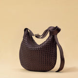 Die SHOULDER BAG SADDLE LUNA Medium von LABEL17 ist aus feinstem, pflanzlich gegerbtem Nappaleder von Hand geflochten. Die Tasche hat einen Reissverschluss und einen ledergefütterten Innenraum mit Seitenfach. Dank dem verstellbaren Schulterriemen ist sie als Schultertasche oder Crossbody zu tragen.