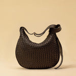 Die SHOULDER BAG SADDLE LUNA Medium von LABEL17 ist aus feinstem, pflanzlich gegerbtem Nappaleder von Hand geflochten. Die Tasche hat einen Reissverschluss und einen ledergefütterten Innenraum mit Seitenfach. Dank dem verstellbaren Schulterriemen ist sie als Schultertasche oder Crossbody zu tragen.