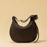 Die SHOULDER BAG SADDLE LUNA Medium von LABEL17 ist aus feinstem, pflanzlich gegerbtem Nappaleder von Hand geflochten. Die Tasche hat einen Reissverschluss und einen ledergefütterten Innenraum mit Seitenfach. Dank dem verstellbaren Schulterriemen ist sie als Schultertasche oder Crossbody zu tragen.