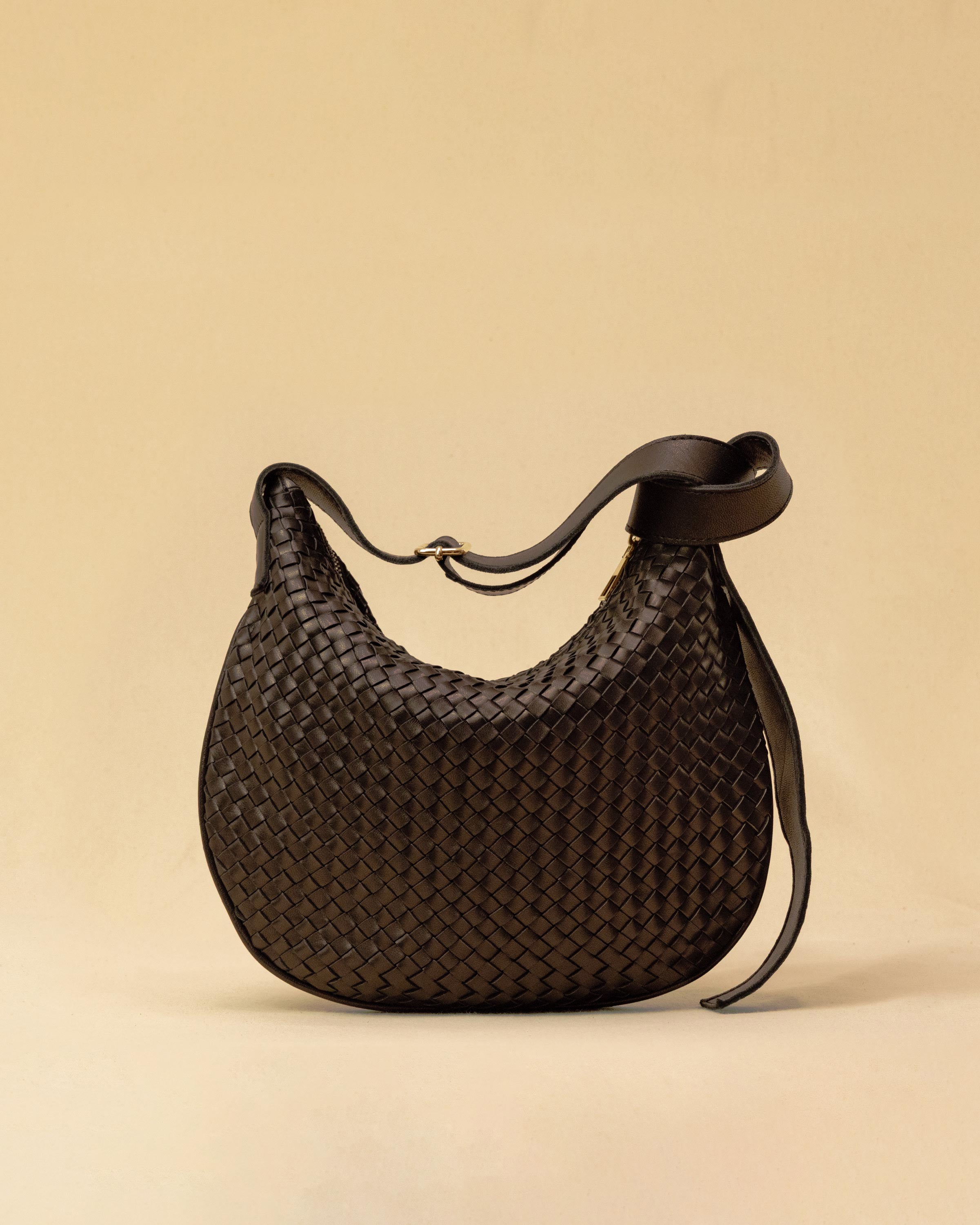 Die SHOULDER BAG SADDLE LUNA Medium von LABEL17 ist aus feinstem, pflanzlich gegerbtem Nappaleder von Hand geflochten. Die Tasche hat einen Reissverschluss und einen ledergefütterten Innenraum mit Seitenfach. Dank dem verstellbaren Schulterriemen ist sie als Schultertasche oder Crossbody zu tragen.