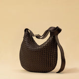 Die SHOULDER BAG SADDLE LUNA Medium von LABEL17 ist aus feinstem, pflanzlich gegerbtem Nappaleder von Hand geflochten. Die Tasche hat einen Reissverschluss und einen ledergefütterten Innenraum mit Seitenfach. Dank dem verstellbaren Schulterriemen ist sie als Schultertasche oder Crossbody zu tragen.