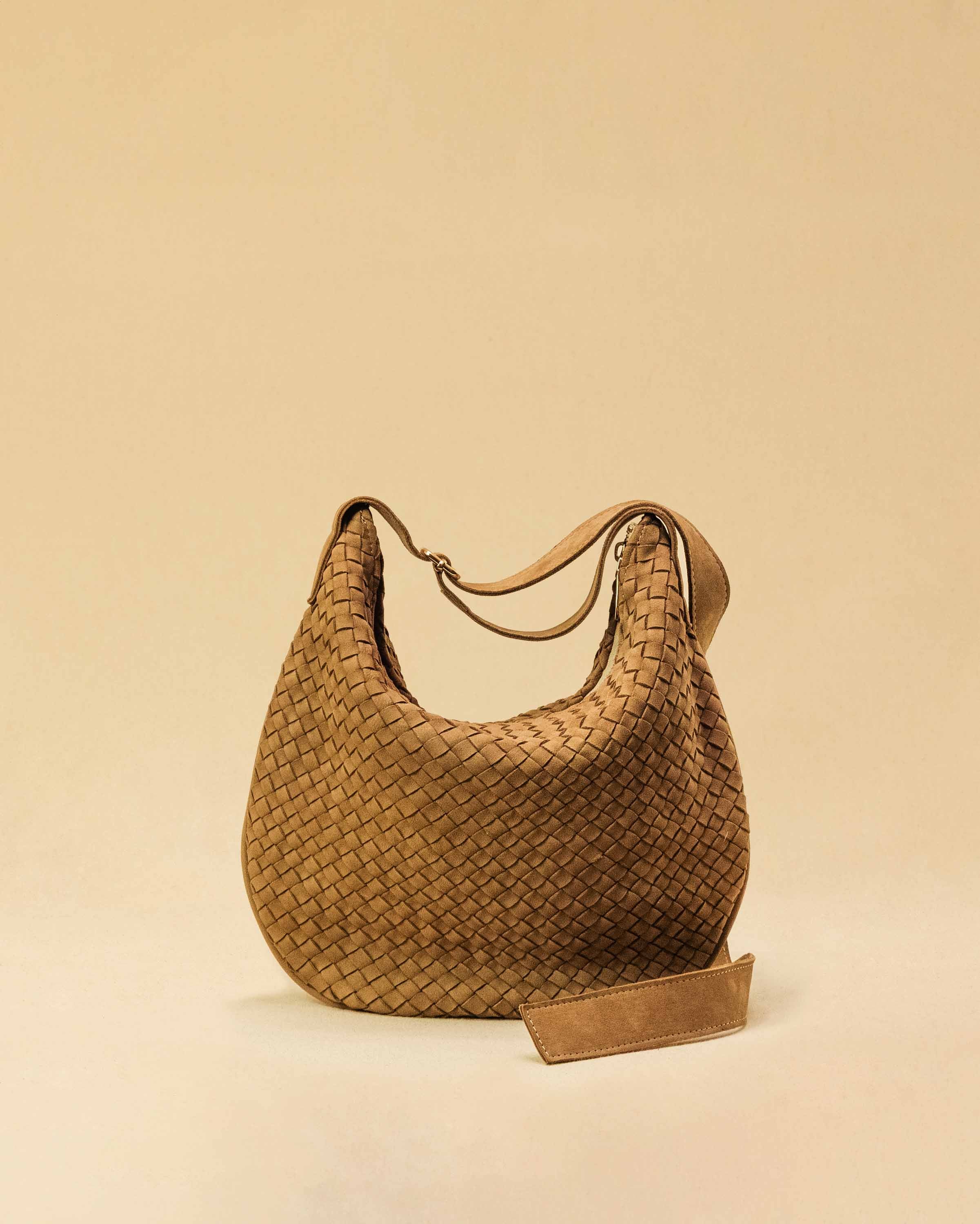 Saddle Bag LUNA Medium aus Suede-Leder in Sand von LABEL17. Handgefertigt in Marokko