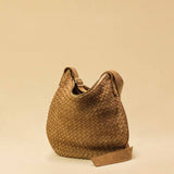 Saddle Bag LUNA Medium aus Suede-Leder in Sand von LABEL17. Handgefertigt in Marokko