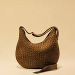Saddle Bag LUNA Medium aus Suede-Leder in Toffee von LABEL17. Handgefertigt in Marokko
