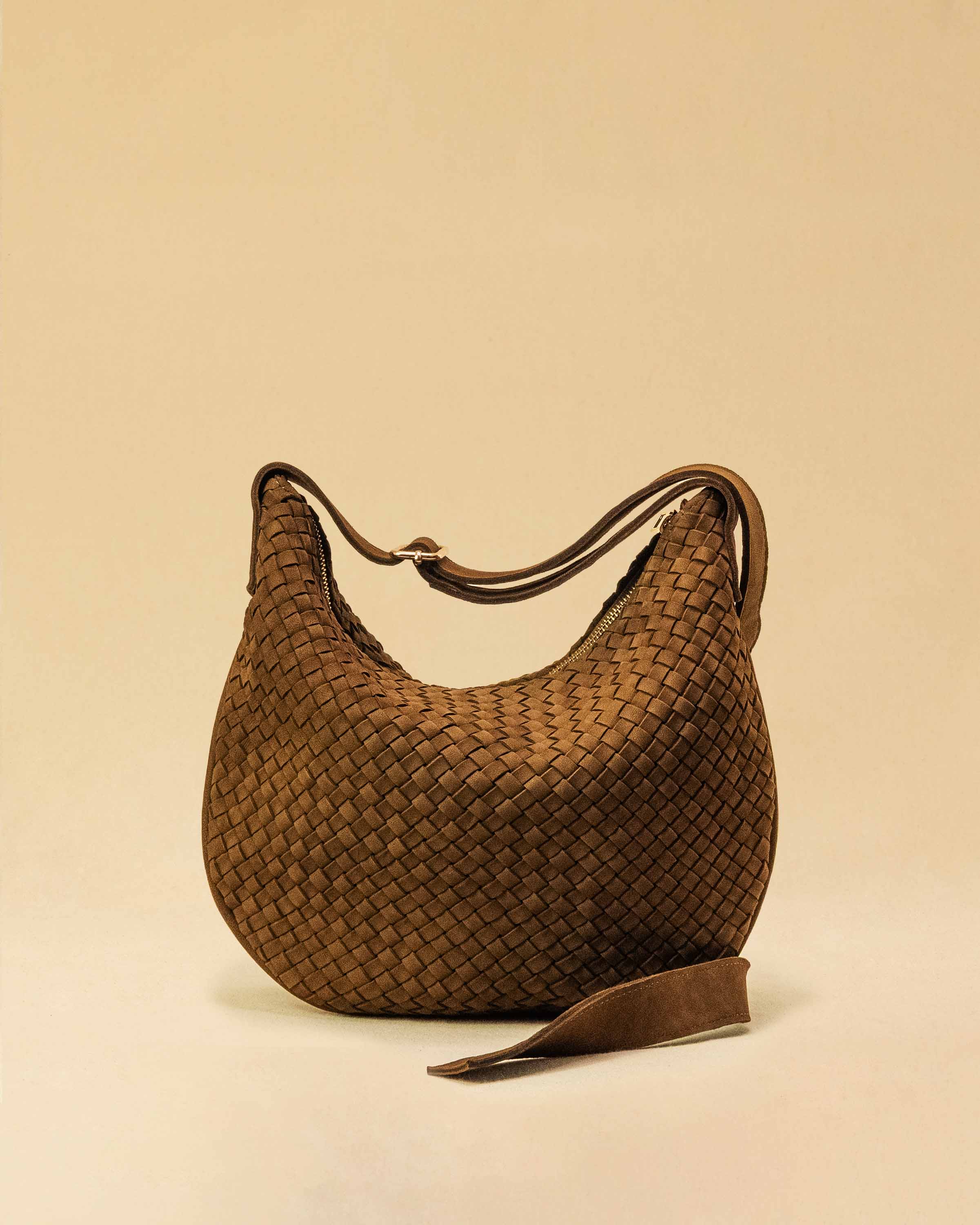 Saddle Bag LUNA Medium aus Suede-Leder in Toffee von LABEL17. Handgefertigt in Marokko