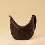 Die Saddle Bag Pocket von LABEL17 aus geschmeidigem Nappaleder besticht durch ihre charakteristische Sattelform und die aufgesetzten Ziertaschen auf der Vorderseite – ein raffiniertes Detail, das dem schlichten Design eine besondere Note verleiht. Der verstellbare Schulterriemen ermöglicht das Tragen über der Schulter oder als Crossbody. Alltagstauglich, schlicht und doch besonders.
