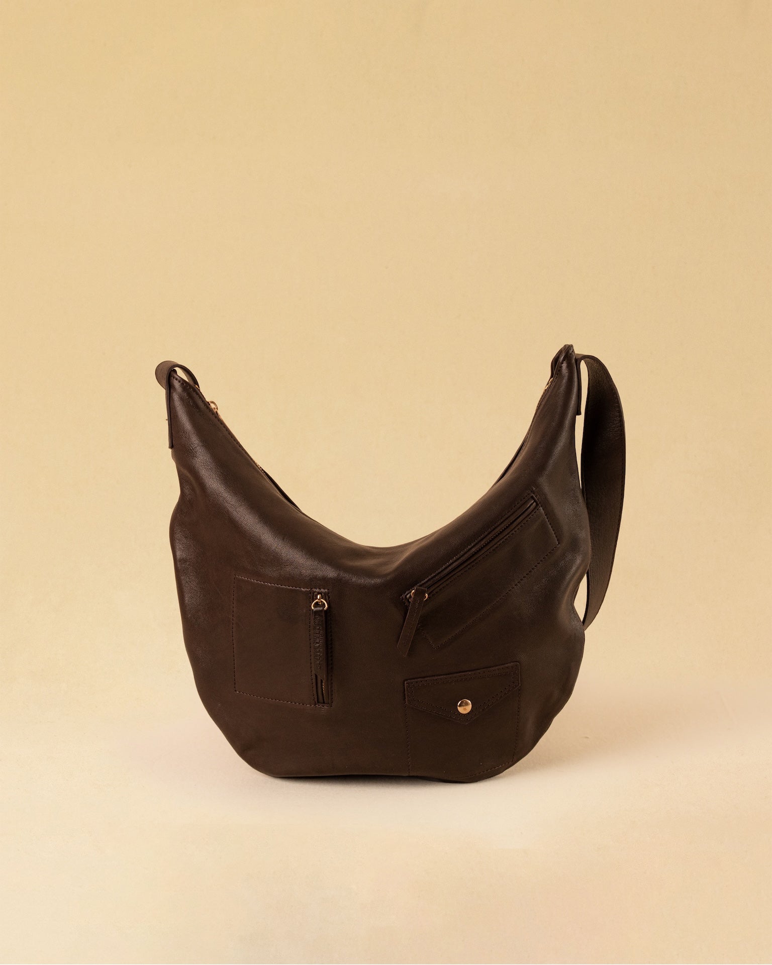 Die Saddle Bag Pocket von LABEL17 aus geschmeidigem Nappaleder besticht durch ihre charakteristische Sattelform und die aufgesetzten Ziertaschen auf der Vorderseite – ein raffiniertes Detail, das dem schlichten Design eine besondere Note verleiht. Der verstellbare Schulterriemen ermöglicht das Tragen über der Schulter oder als Crossbody. Alltagstauglich, schlicht und doch besonders.