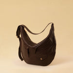 Die Saddle Bag Pocket von LABEL17 aus geschmeidigem Nappaleder besticht durch ihre charakteristische Sattelform und die aufgesetzten Ziertaschen auf der Vorderseite – ein raffiniertes Detail, das dem schlichten Design eine besondere Note verleiht. Der verstellbare Schulterriemen ermöglicht das Tragen über der Schulter oder als Crossbody. Alltagstauglich, schlicht und doch besonders.