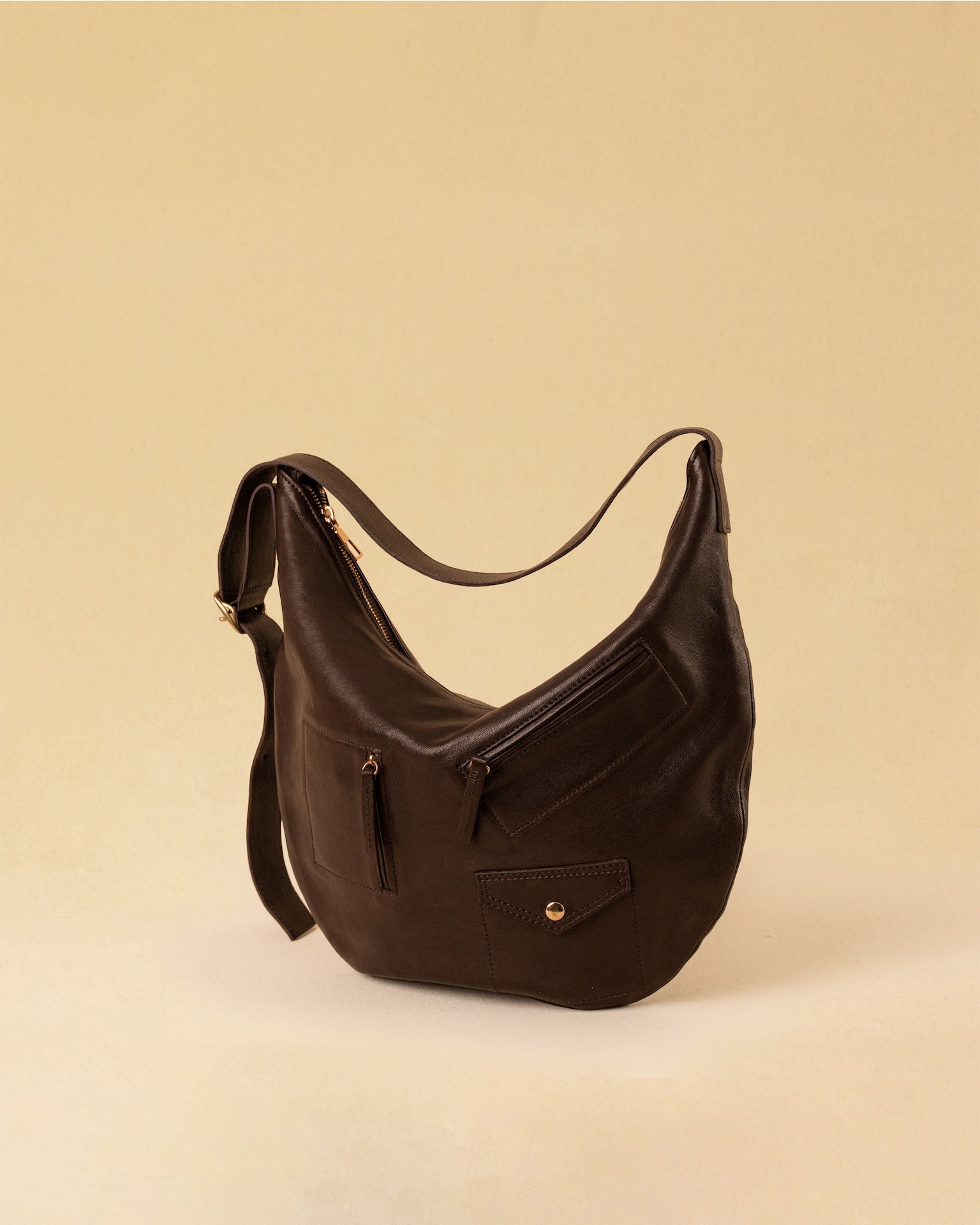 Die Saddle Bag Pocket von LABEL17 aus geschmeidigem Nappaleder besticht durch ihre charakteristische Sattelform und die aufgesetzten Ziertaschen auf der Vorderseite – ein raffiniertes Detail, das dem schlichten Design eine besondere Note verleiht. Der verstellbare Schulterriemen ermöglicht das Tragen über der Schulter oder als Crossbody. Alltagstauglich, schlicht und doch besonders.