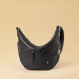 Die Saddle Bag Pocket von LABEL17 ist aus geschmeidigem Nappaleder und besticht durch ihre charakteristische Sattelform und die aufgesetzten Ziertaschen auf der Vorderseite – ein raffiniertes Detail, das dem schlichten Design eine besondere Note verleiht. Der verstellbare Schulterriemen ermöglicht das Tragen über der Schulter oder als Crossbody. Alltagstauglich, schlicht und doch besonders.