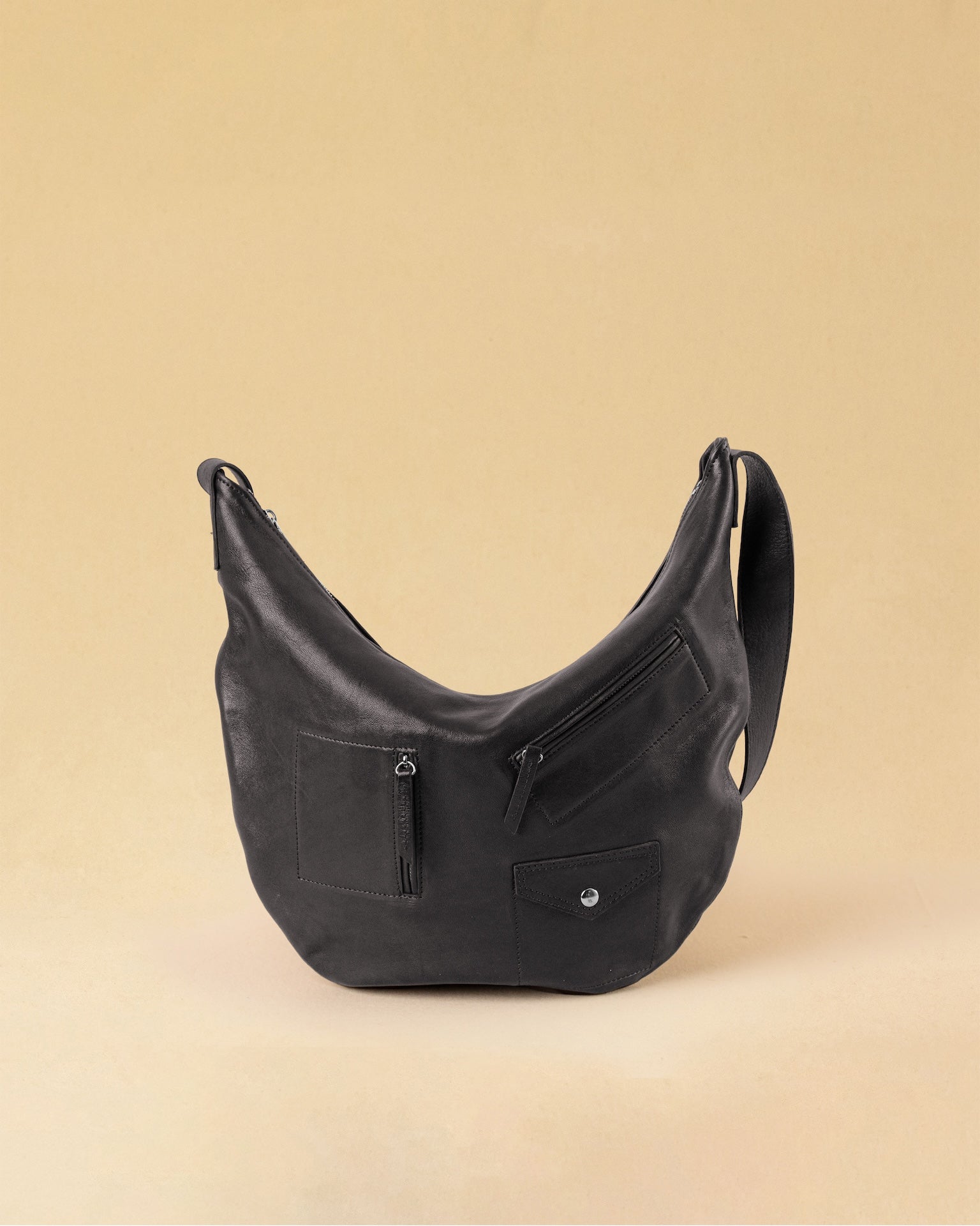 Die Saddle Bag Pocket von LABEL17 ist aus geschmeidigem Nappaleder und besticht durch ihre charakteristische Sattelform und die aufgesetzten Ziertaschen auf der Vorderseite – ein raffiniertes Detail, das dem schlichten Design eine besondere Note verleiht. Der verstellbare Schulterriemen ermöglicht das Tragen über der Schulter oder als Crossbody. Alltagstauglich, schlicht und doch besonders.
