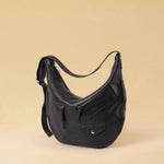 Die Saddle Bag Pocket von LABEL17 ist aus geschmeidigem Nappaleder und besticht durch ihre charakteristische Sattelform und die aufgesetzten Ziertaschen auf der Vorderseite – ein raffiniertes Detail, das dem schlichten Design eine besondere Note verleiht. Der verstellbare Schulterriemen ermöglicht das Tragen über der Schulter oder als Crossbody. Alltagstauglich, schlicht und doch besonders.