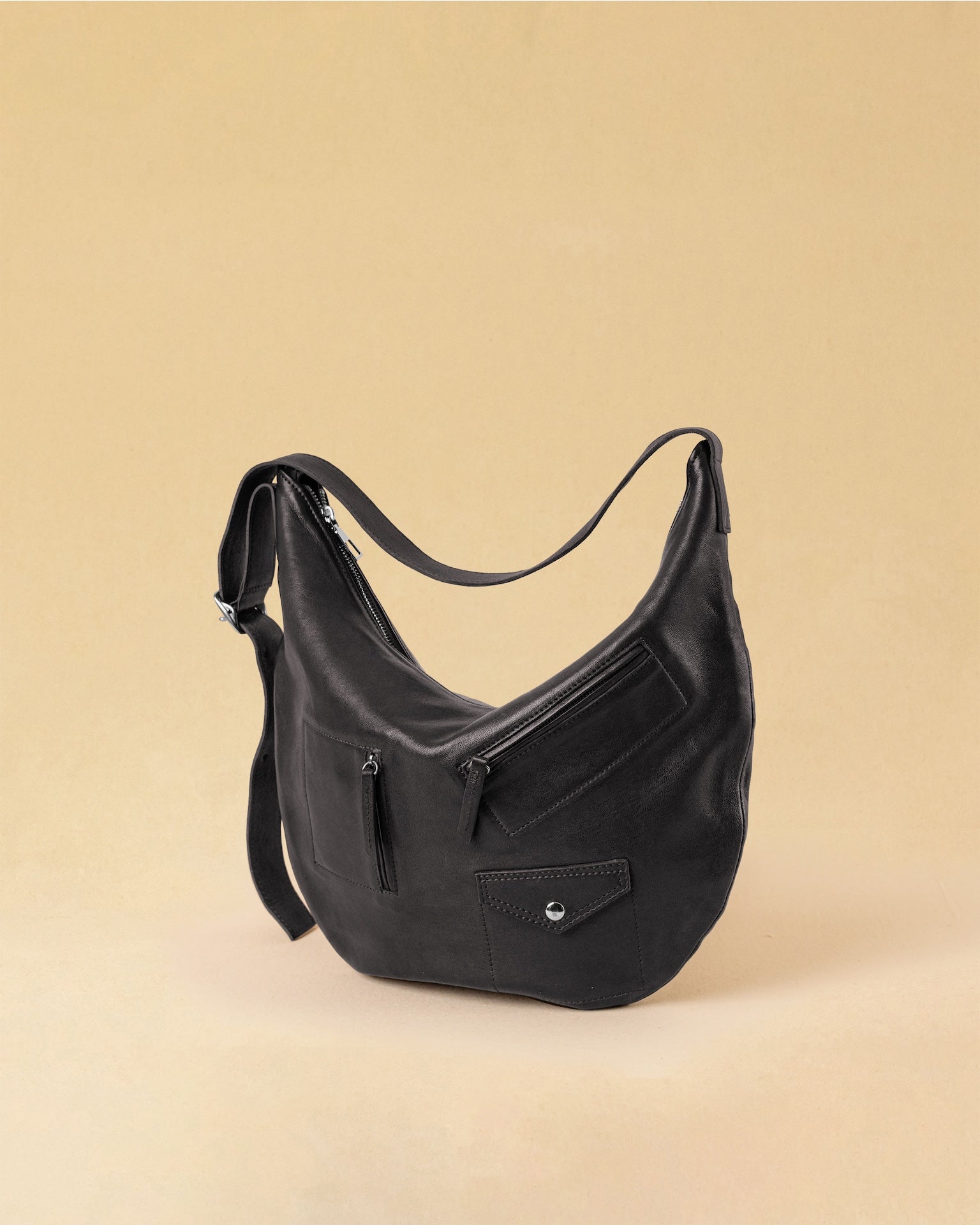 Die Saddle Bag Pocket von LABEL17 ist aus geschmeidigem Nappaleder und besticht durch ihre charakteristische Sattelform und die aufgesetzten Ziertaschen auf der Vorderseite – ein raffiniertes Detail, das dem schlichten Design eine besondere Note verleiht. Der verstellbare Schulterriemen ermöglicht das Tragen über der Schulter oder als Crossbody. Alltagstauglich, schlicht und doch besonders.