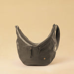 Die Saddle Bag Pocket von LABEL17 ist aus geschmeidigem Nappaleder und besticht durch ihre charakteristische Sattelform und die aufgesetzten Ziertaschen auf der Vorderseite – ein raffiniertes Detail, das dem schlichten Design eine besondere Note verleiht. Der verstellbare Schulterriemen ermöglicht das Tragen über der Schulter oder als Crossbody. Alltagstauglich, schlicht und doch besonders.