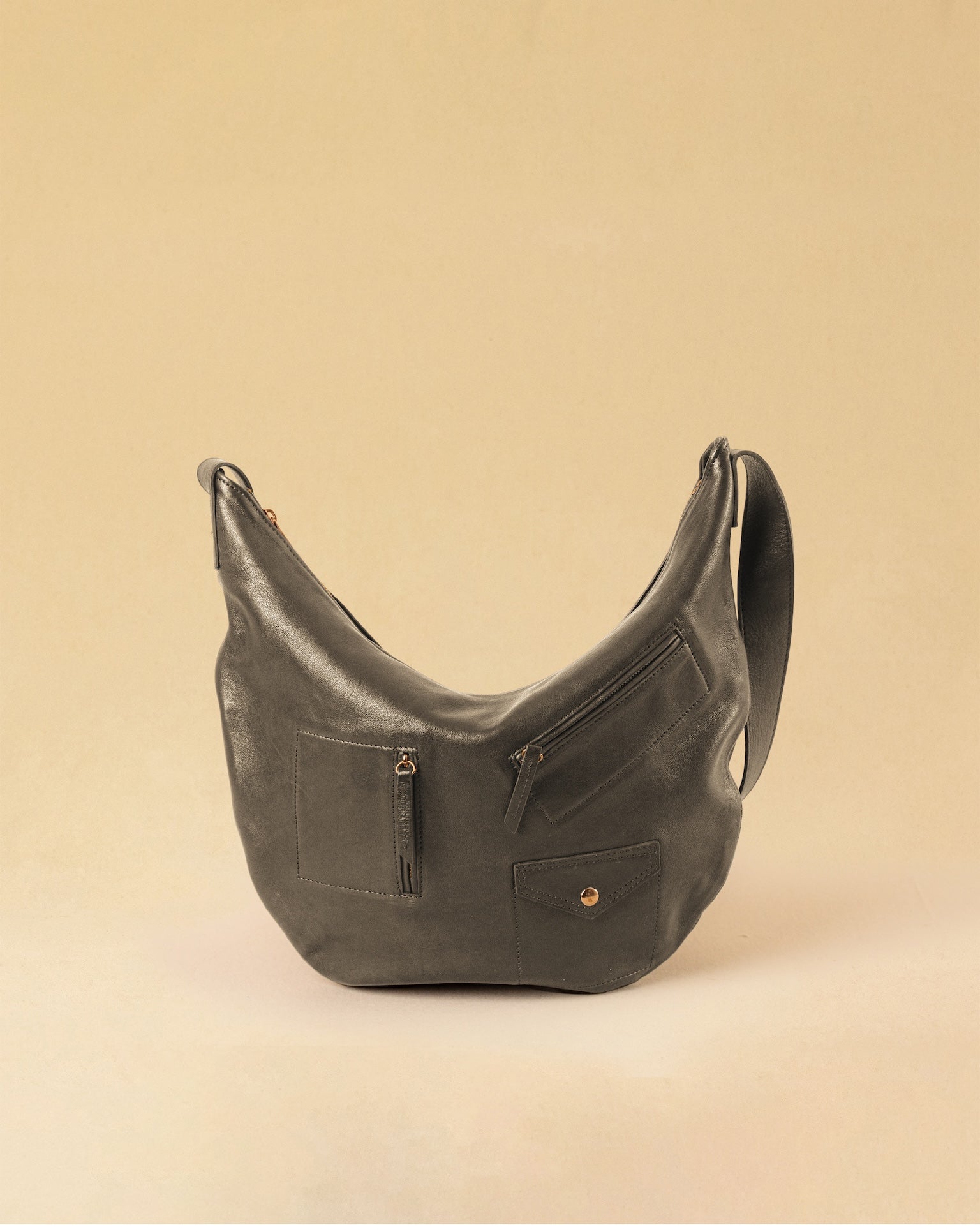 Die Saddle Bag Pocket von LABEL17 ist aus geschmeidigem Nappaleder und besticht durch ihre charakteristische Sattelform und die aufgesetzten Ziertaschen auf der Vorderseite – ein raffiniertes Detail, das dem schlichten Design eine besondere Note verleiht. Der verstellbare Schulterriemen ermöglicht das Tragen über der Schulter oder als Crossbody. Alltagstauglich, schlicht und doch besonders.