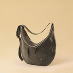 Die Saddle Bag Pocket von LABEL17 ist aus geschmeidigem Nappaleder und besticht durch ihre charakteristische Sattelform und die aufgesetzten Ziertaschen auf der Vorderseite – ein raffiniertes Detail, das dem schlichten Design eine besondere Note verleiht. Der verstellbare Schulterriemen ermöglicht das Tragen über der Schulter oder als Crossbody. Alltagstauglich, schlicht und doch besonders.