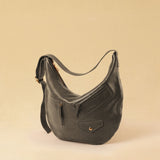 Die Saddle Bag Pocket von LABEL17 ist aus geschmeidigem Nappaleder und besticht durch ihre charakteristische Sattelform und die aufgesetzten Ziertaschen auf der Vorderseite – ein raffiniertes Detail, das dem schlichten Design eine besondere Note verleiht. Der verstellbare Schulterriemen ermöglicht das Tragen über der Schulter oder als Crossbody. Alltagstauglich, schlicht und doch besonders.