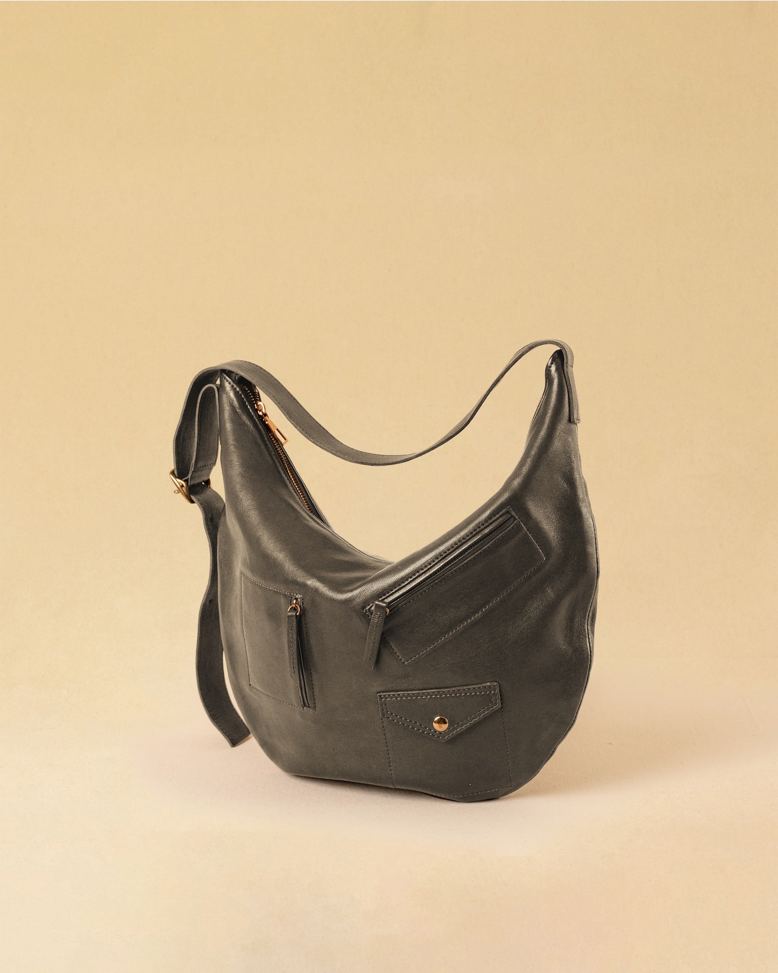 Die Saddle Bag Pocket von LABEL17 ist aus geschmeidigem Nappaleder und besticht durch ihre charakteristische Sattelform und die aufgesetzten Ziertaschen auf der Vorderseite – ein raffiniertes Detail, das dem schlichten Design eine besondere Note verleiht. Der verstellbare Schulterriemen ermöglicht das Tragen über der Schulter oder als Crossbody. Alltagstauglich, schlicht und doch besonders.