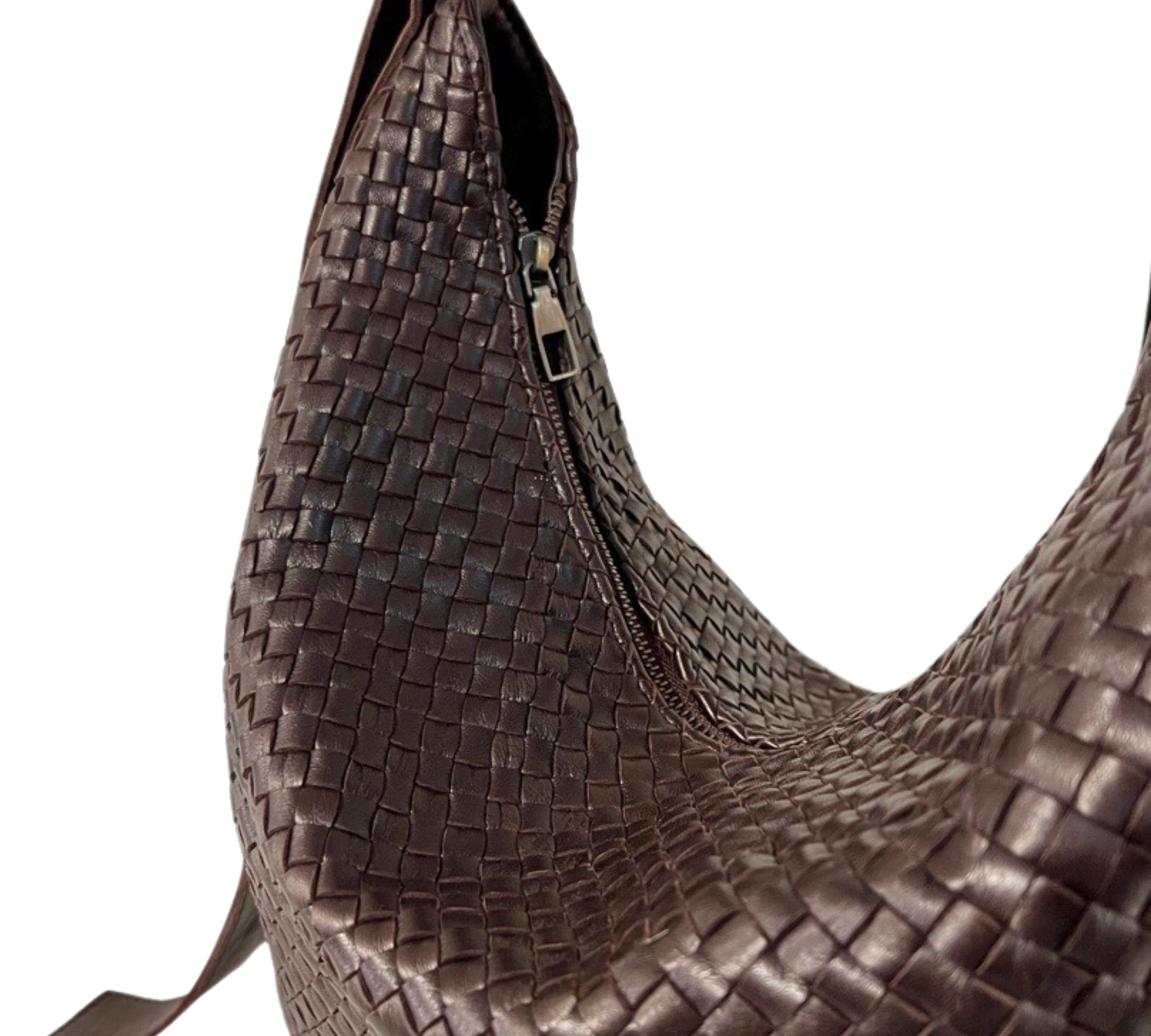 LABEL17 presents the Saddle Bag Tresse in Darkbrown, made of supple, hand-braided Lamb-Nappaleather