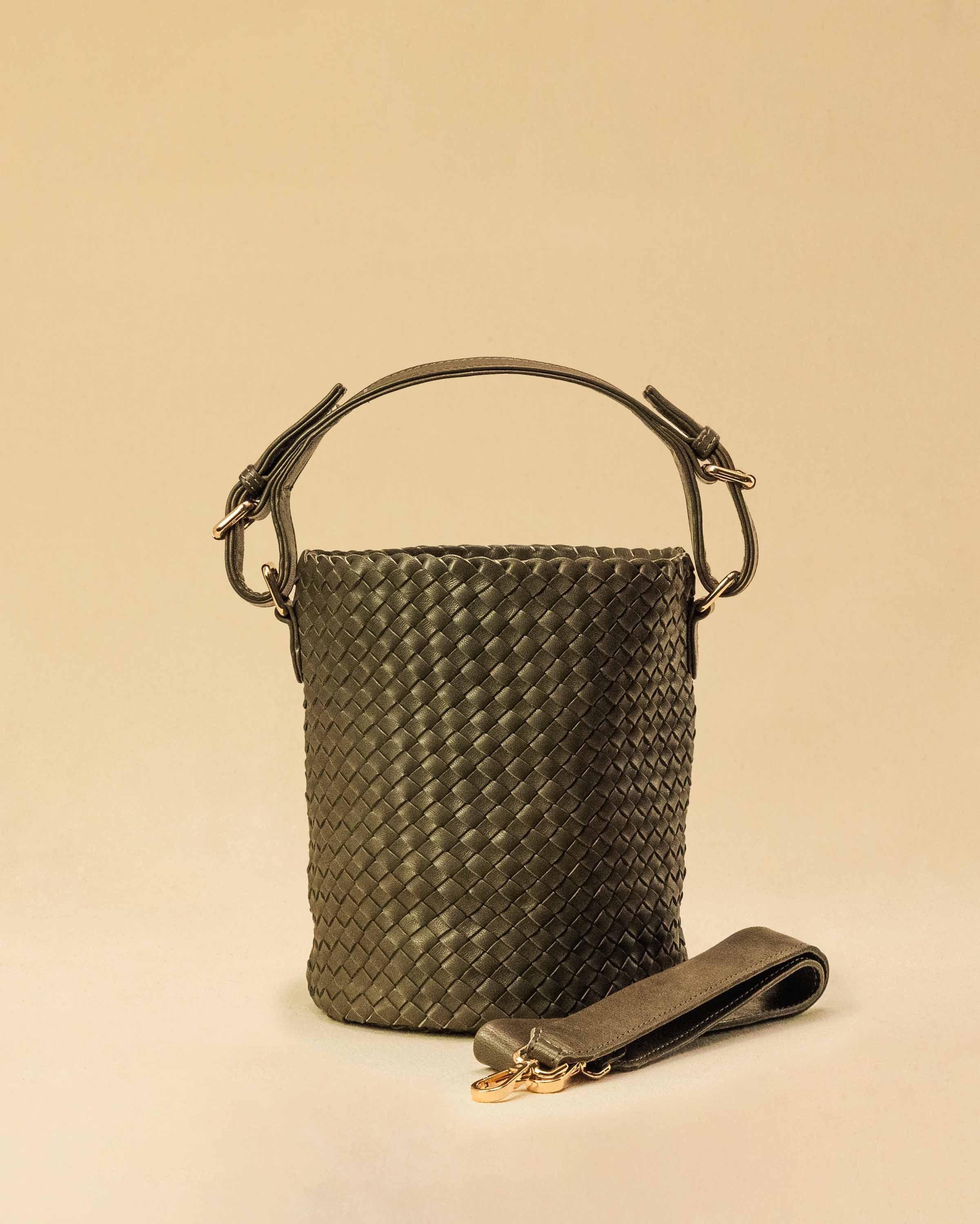 Shoulder Bag ABBIE Small in Olive von LABEL17 aus Lamm-Nappaleder, von Hand geflochten. Mit kurzem und langem Henkel, hergestellt in Marokko