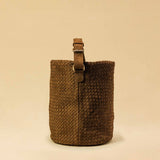 Shoulder Bag ABBIE in Toffee Suede von LABEL17, aus geschmeidigem Lamm-Leder von Hand geflochten. Beutelform mit kurzem Schulterhenkel, hergestellt in Marokko.