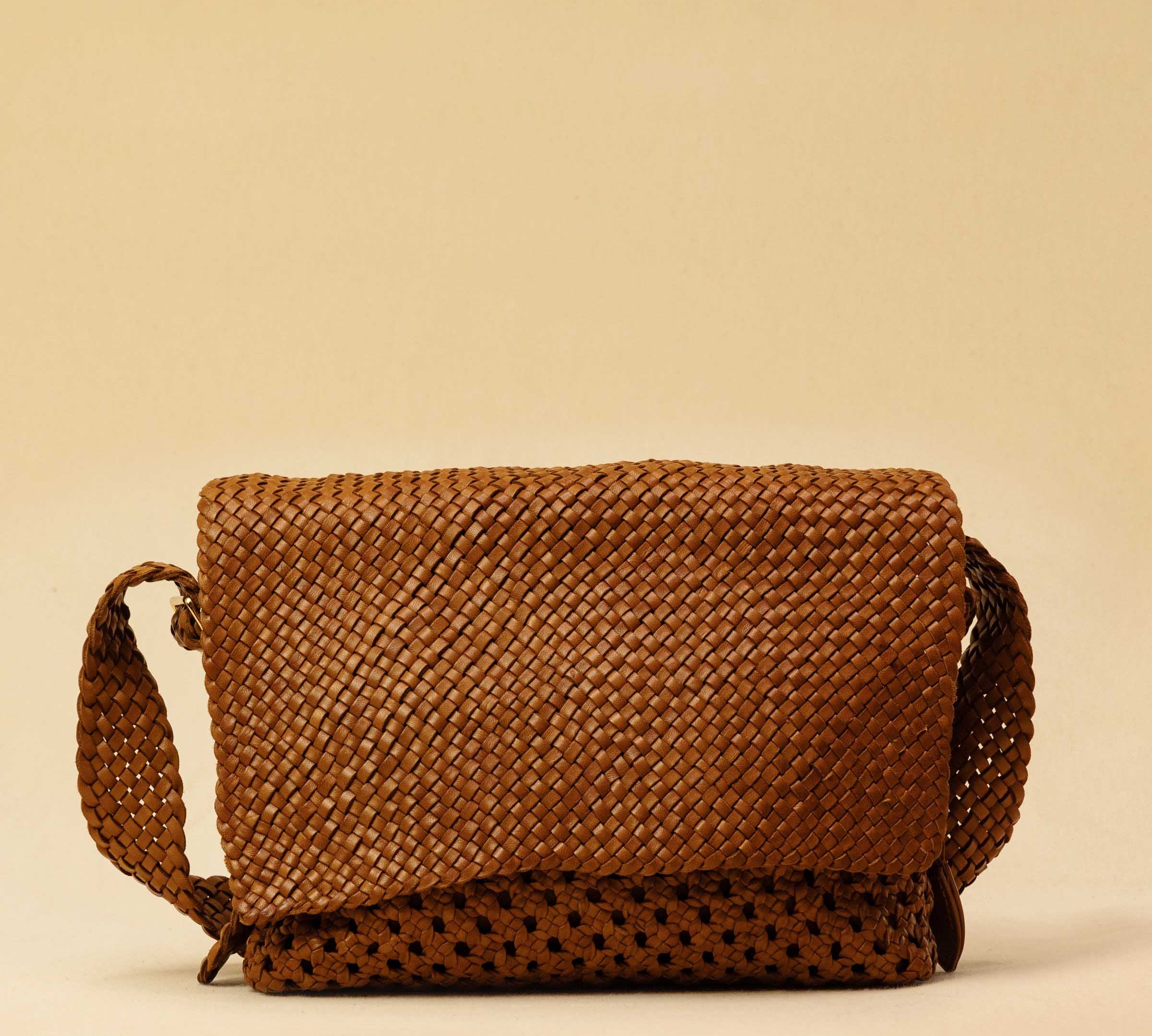 The Shoulder Bag ALIA by LABEL17 is intricately hand-braided using a combination of braiding techniques – a true masterpiece of craftsmanship. It features a zip closure, a leather-lined interior, and a secure inner pocket. With an adjustable strap, it can be worn over the shoulder or crossbody – perfect from day to evening. Handmade in Morocco.
