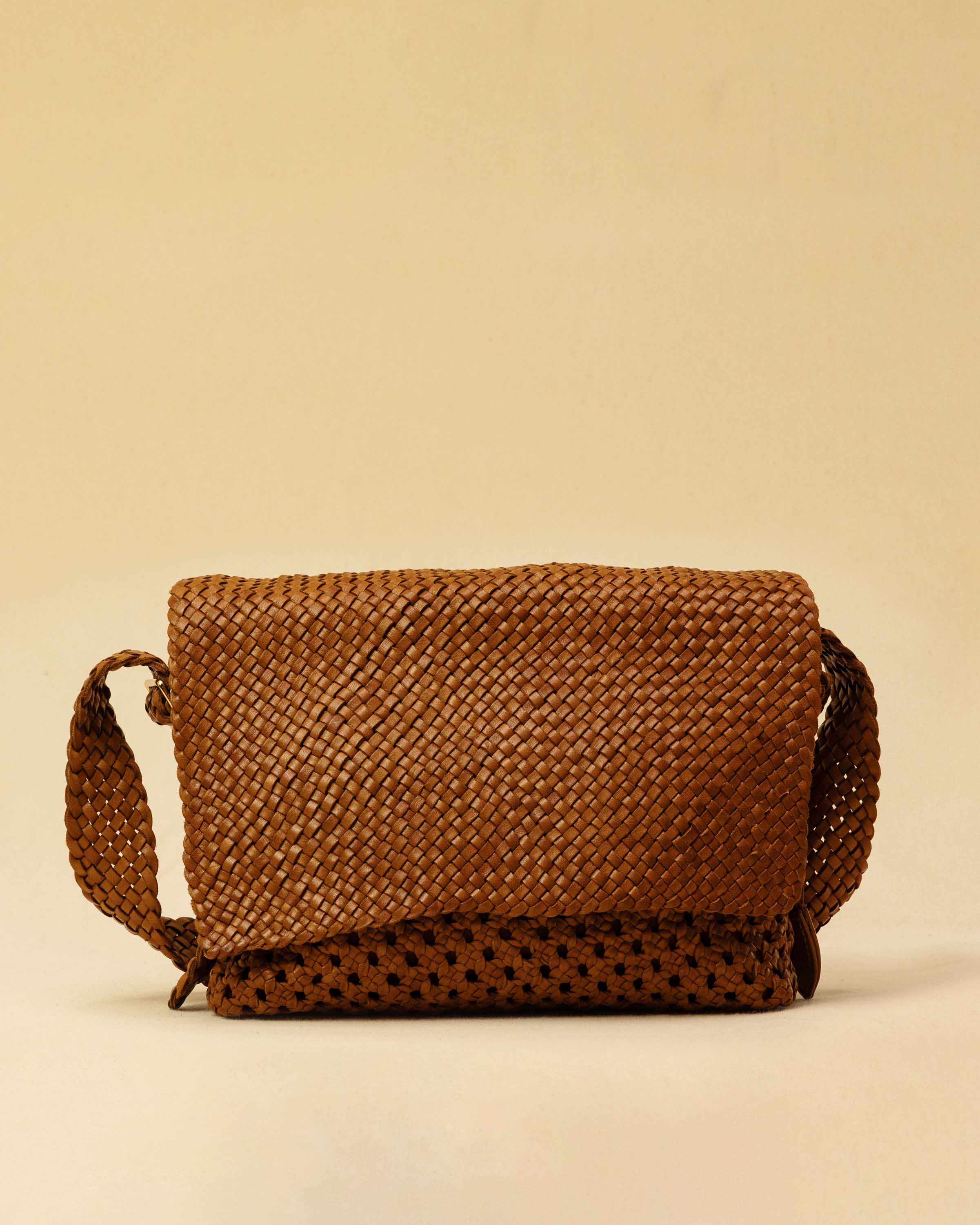 The Shoulder Bag ALIA by LABEL17 is intricately hand-braided using a combination of braiding techniques – a true masterpiece of craftsmanship. It features a zip closure, a leather-lined interior, and a secure inner pocket. With an adjustable strap, it can be worn over the shoulder or crossbody – perfect from day to evening. Handmade in Morocco.