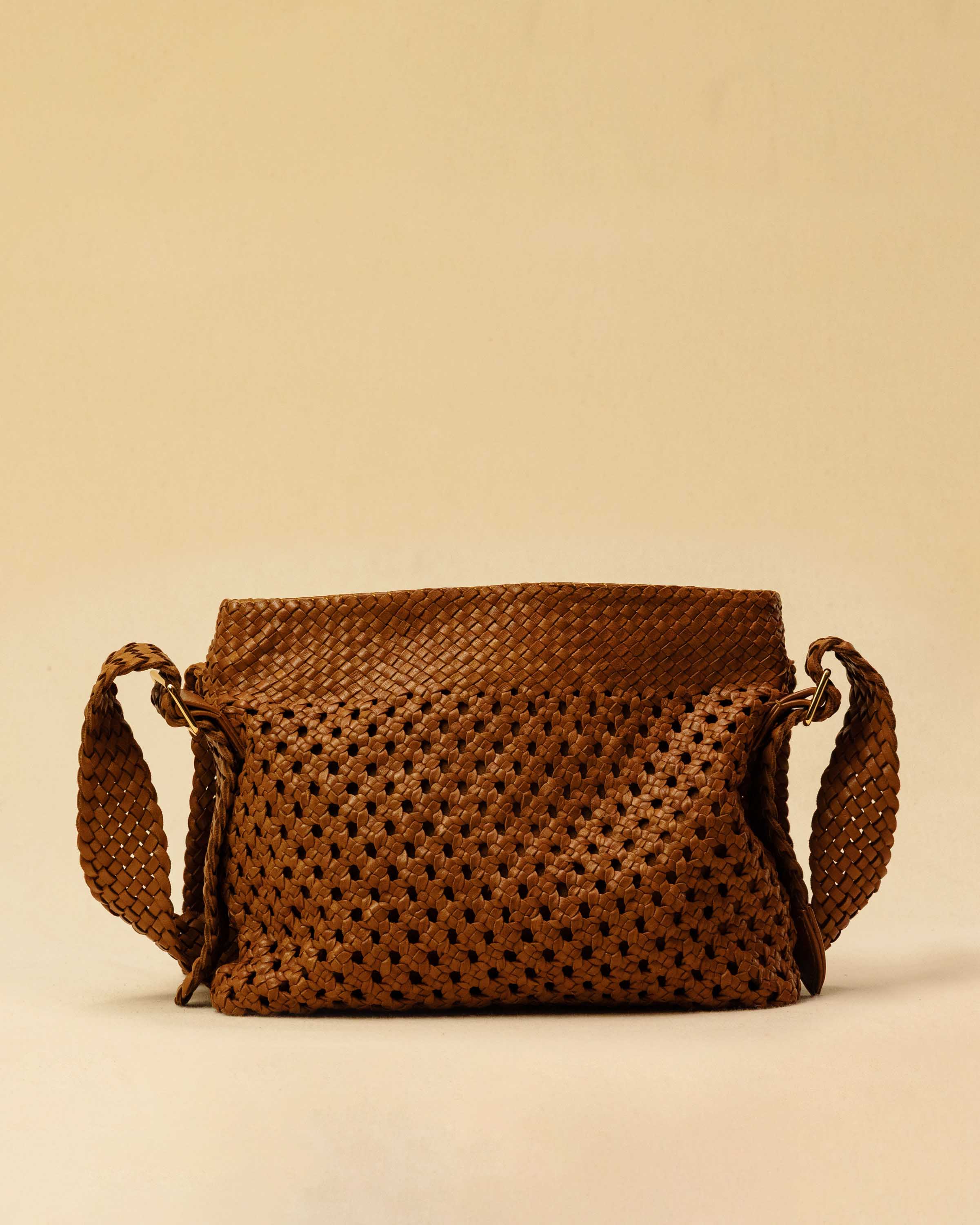 The Shoulder Bag ALIA by LABEL17 is intricately hand-braided using a combination of braiding techniques – a true masterpiece of craftsmanship. It features a zip closure, a leather-lined interior, and a secure inner pocket. With an adjustable strap, it can be worn over the shoulder or crossbody – perfect from day to evening. Handmade in Morocco.