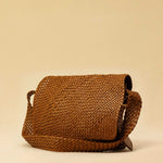 The Shoulder Bag ALIA by LABEL17 is intricately hand-braided using a combination of braiding techniques – a true masterpiece of craftsmanship. It features a zip closure, a leather-lined interior, and a secure inner pocket. With an adjustable strap, it can be worn over the shoulder or crossbody – perfect from day to evening. Handmade in Morocco.