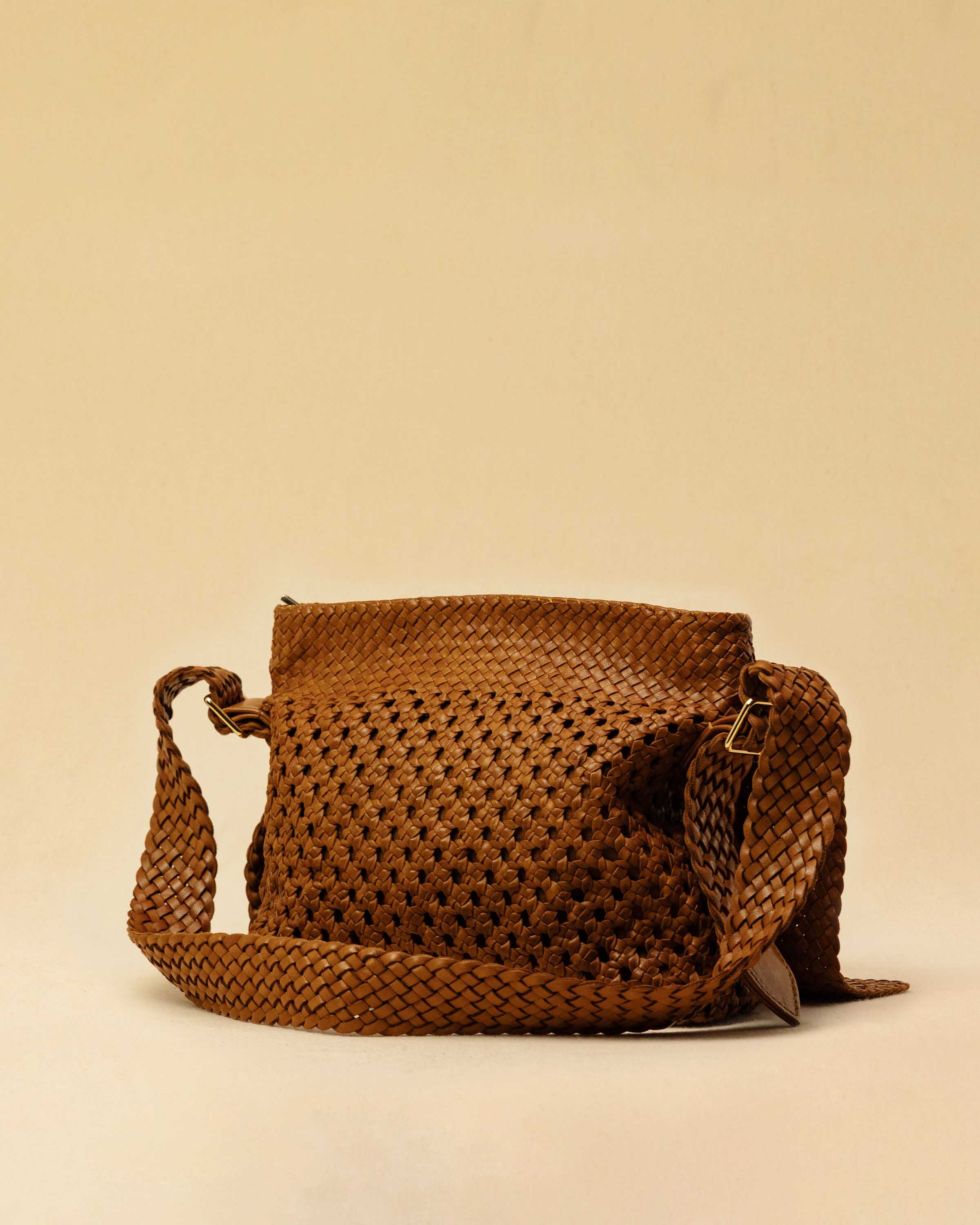 The Shoulder Bag ALIA by LABEL17 is intricately hand-braided using a combination of braiding techniques – a true masterpiece of craftsmanship. It features a zip closure, a leather-lined interior, and a secure inner pocket. With an adjustable strap, it can be worn over the shoulder or crossbody – perfect from day to evening. Handmade in Morocco.