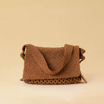 Die Shoulder Bag ALIA von LABEL17 ist aus geschmeidigem Nappaleder gefertigt und von Hand mit verschiedenen Flechtmustern gearbeitet – ein echtes Statement handwerklicher Präzision.
Mit ihrem verstellbaren Riemen und der eleganten Textur lässt sie sich mühelos vom Tag bis in den Abend tragen.