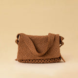Die Shoulder Bag ALIA von LABEL17 ist aus geschmeidigem Nappaleder gefertigt und von Hand mit verschiedenen Flechtmustern gearbeitet – ein echtes Statement handwerklicher Präzision.
Mit ihrem verstellbaren Riemen und der eleganten Textur lässt sie sich mühelos vom Tag bis in den Abend tragen.
