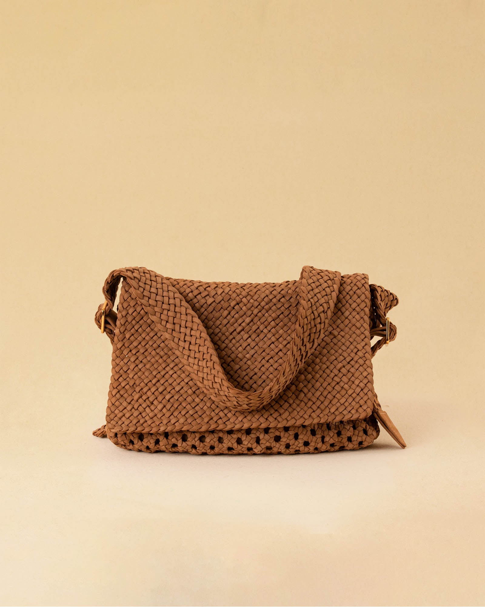 Die Shoulder Bag ALIA von LABEL17 ist aus geschmeidigem Nappaleder gefertigt und von Hand mit verschiedenen Flechtmustern gearbeitet – ein echtes Statement handwerklicher Präzision.
Mit ihrem verstellbaren Riemen und der eleganten Textur lässt sie sich mühelos vom Tag bis in den Abend tragen.