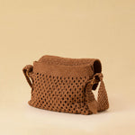 Die Shoulder Bag ALIA von LABEL17 ist aus geschmeidigem Nappaleder gefertigt und von Hand mit verschiedenen Flechtmustern gearbeitet – ein echtes Statement handwerklicher Präzision.
Mit ihrem verstellbaren Riemen und der eleganten Textur lässt sie sich mühelos vom Tag bis in den Abend tragen.