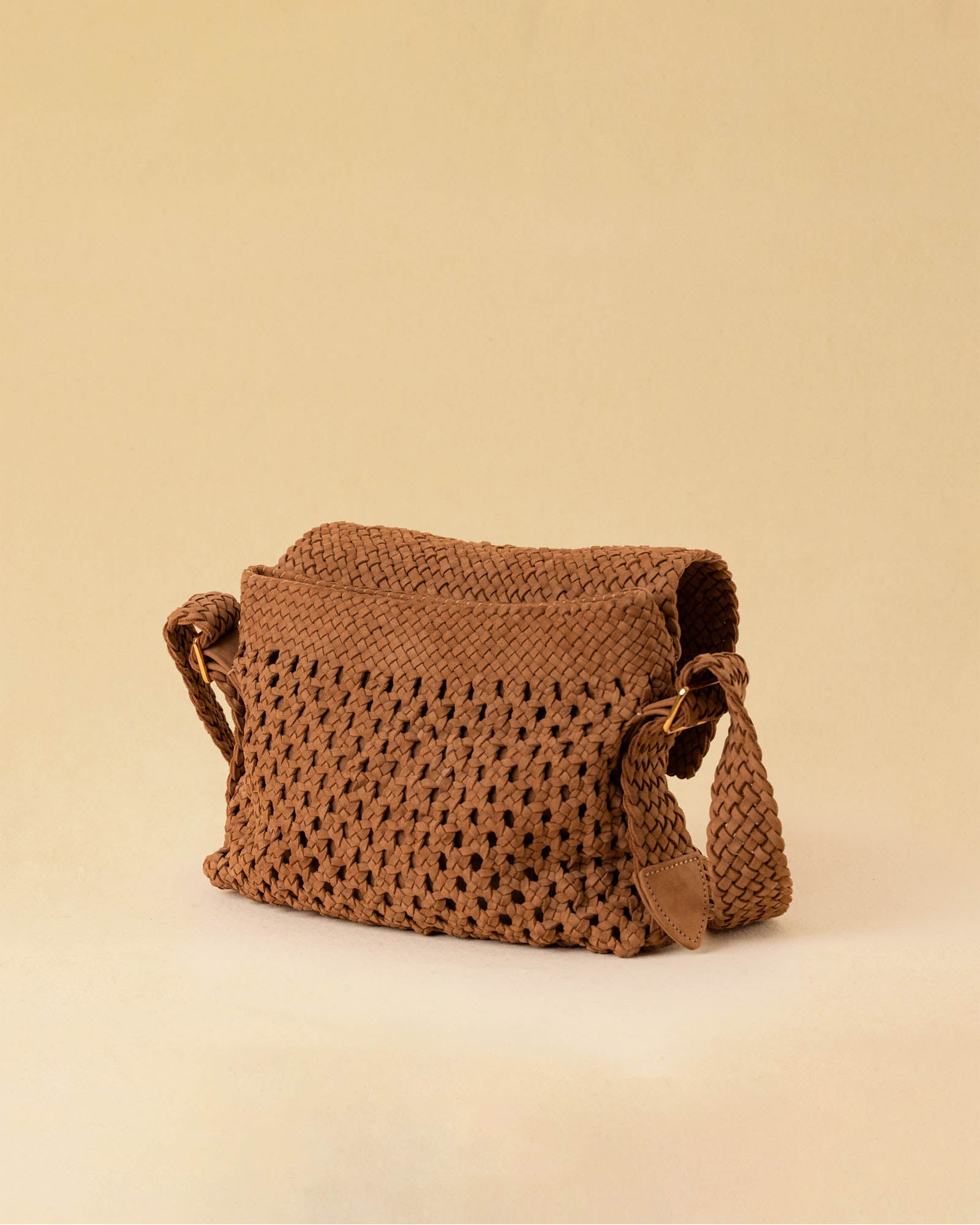 Die Shoulder Bag ALIA von LABEL17 ist aus geschmeidigem Nappaleder gefertigt und von Hand mit verschiedenen Flechtmustern gearbeitet – ein echtes Statement handwerklicher Präzision.
Mit ihrem verstellbaren Riemen und der eleganten Textur lässt sie sich mühelos vom Tag bis in den Abend tragen.