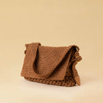 Die Shoulder Bag ALIA von LABEL17 ist aus geschmeidigem Nappaleder gefertigt und von Hand mit verschiedenen Flechtmustern gearbeitet – ein echtes Statement handwerklicher Präzision.
Mit ihrem verstellbaren Riemen und der eleganten Textur lässt sie sich mühelos vom Tag bis in den Abend tragen.