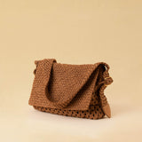 Die Shoulder Bag ALIA von LABEL17 ist aus geschmeidigem Nappaleder gefertigt und von Hand mit verschiedenen Flechtmustern gearbeitet – ein echtes Statement handwerklicher Präzision.
Mit ihrem verstellbaren Riemen und der eleganten Textur lässt sie sich mühelos vom Tag bis in den Abend tragen.