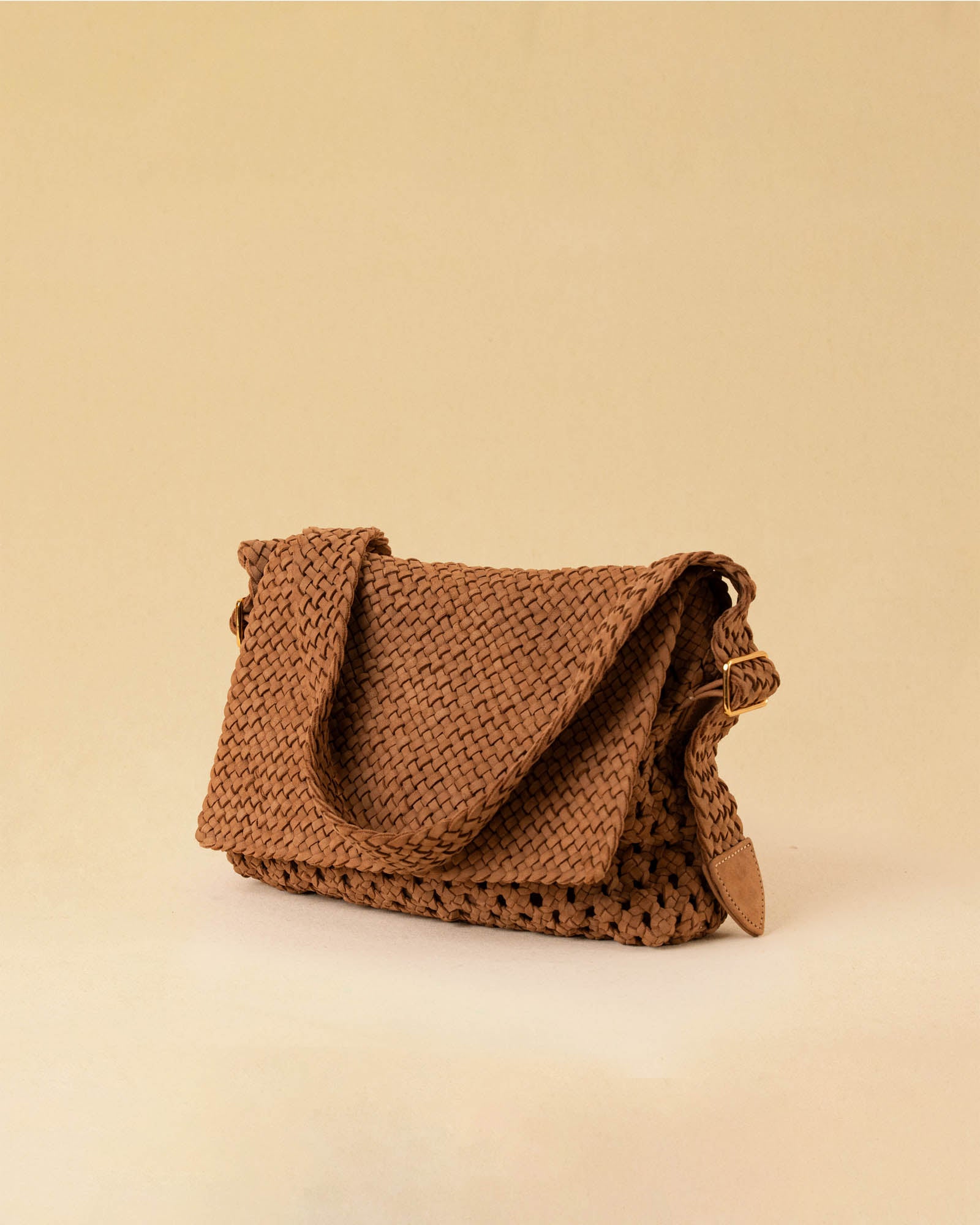 Die Shoulder Bag ALIA von LABEL17 ist aus geschmeidigem Nappaleder gefertigt und von Hand mit verschiedenen Flechtmustern gearbeitet – ein echtes Statement handwerklicher Präzision.
Mit ihrem verstellbaren Riemen und der eleganten Textur lässt sie sich mühelos vom Tag bis in den Abend tragen.