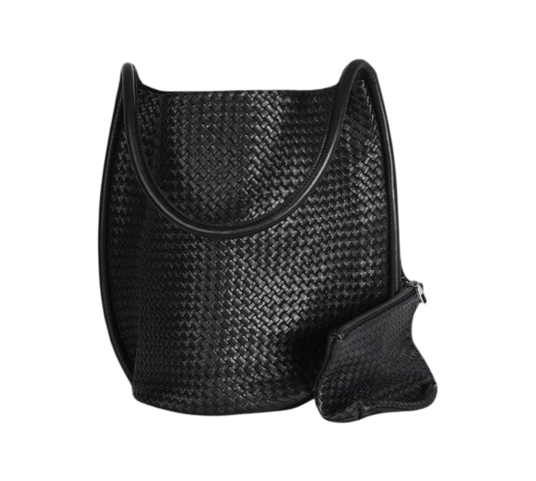 Geflochtene Umhänge-Tasche aus feinem, pflanzlich gegerbtem Lamm-Nappaleder von LABEL17. Integriertes kleines Leder-Etui, ebenfalls  hergestellt in Marokko