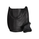 Geflochtene Umhänge-Tasche aus feinem, pflanzlich gegerbtem Lamm-Nappaleder von LABEL17. Integriertes kleines Leder-Etui, ebenfalls  hergestellt in Marokko