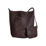 Geflochtene Umhänge-Tasche aus feinem, pflanzlich gegerbtem Lamm-Nappaleder von LABEL17. Integriertes kleines Leder-Etui, ebenfalls  hergestellt in Marokko