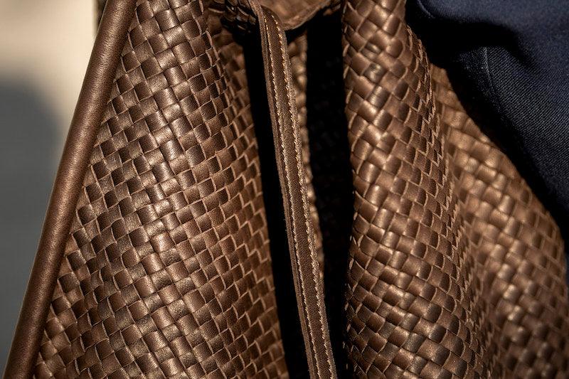 Geflochtene Umhänge-Tasche aus feinem, pflanzlich gegerbtem Lamm-Nappaleder von LABEL17. Integriertes kleines Leder-Etui, ebenfalls  hergestellt in Marokko