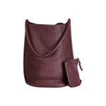 Geflochtene Umhänge-Tasche aus feinem, pflanzlich gegerbtem Lamm-Nappaleder von LABEL17. Integriertes kleines Leder-Etui, ebenfalls  hergestellt in Marokko