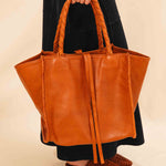 The Shoulder Bag IVY by LABEL17 ist crafted from supple Nappa leather, stands out for its artisanal detailing, distinctive side seams, and long braided handles. 