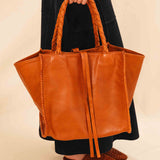 The Shoulder Bag IVY by LABEL17 ist crafted from supple Nappa leather, stands out for its artisanal detailing, distinctive side seams, and long braided handles. 